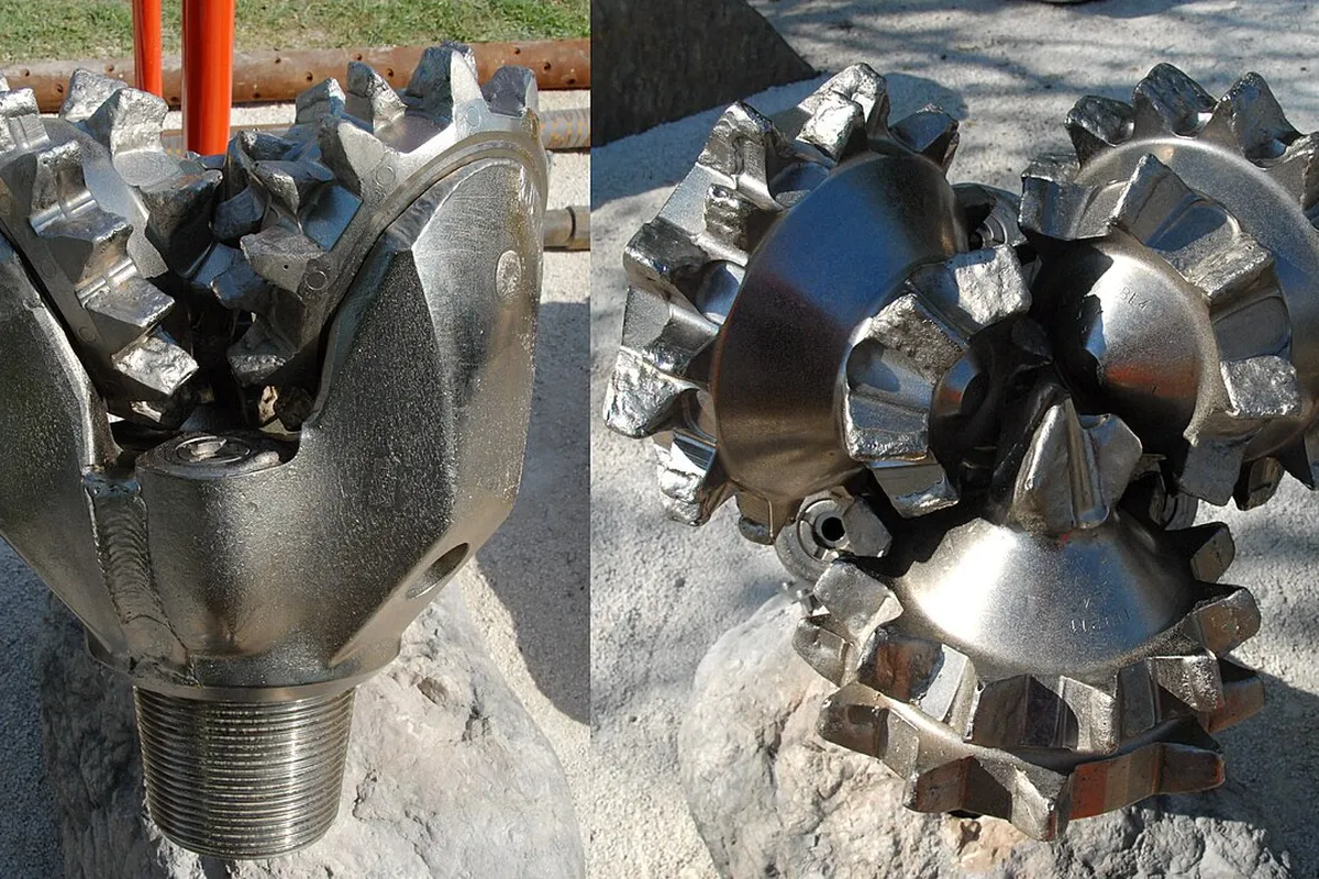 Side and face view of a 17 1/2 inch milled-tooth tricone rock bit